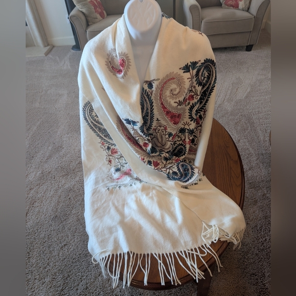 Nordstrom Accessories - Cashmere Ivory Floral Patterned Shawl